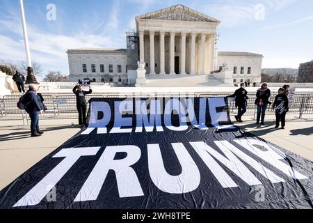 Washington, États-Unis. 08th Feb, 2024. Une bannière disant "Supprimer Trump" devant la Cour suprême. (Photo de Michael Brochstein/Sipa USA) crédit : Sipa USA/Alamy Live News Banque D'Images