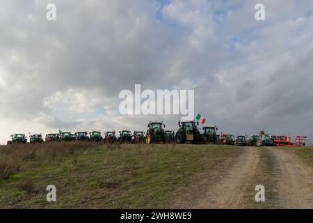 Rome, Italie. 8 février 2024. Tracteurs garés sur une colline où la manifestation est organisée près de la via Nomentana à Rome (crédit image : © Matteo Nardone/Pacific Press via ZUMA Press Wire) USAGE ÉDITORIAL SEULEMENT! Non destiné à UN USAGE commercial ! Banque D'Images