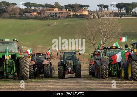 Rome, Italie. 8 février 2024. Tractor arrive à la garnison près de la via Nomentana à Rome, le 8 février 2024 (crédit image : © Matteo Nardone/Pacific Press via ZUMA Press Wire) USAGE ÉDITORIAL SEULEMENT! Non destiné à UN USAGE commercial ! Banque D'Images