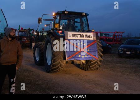 Rome, Italie. 8 février 2024. Tractor arrive à la garnison près de la via Nomentana à Rome, le 8 février 2024 (crédit image : © Matteo Nardone/Pacific Press via ZUMA Press Wire) USAGE ÉDITORIAL SEULEMENT! Non destiné à UN USAGE commercial ! Banque D'Images