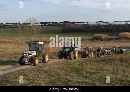 Rome, Italie. 8 février 2024. Les tracteurs arrivent à la garnison près de la via Nomentana à Rome, le 8 février 2024 (crédit image : © Matteo Nardone/Pacific Press via ZUMA Press Wire) USAGE ÉDITORIAL SEULEMENT ! Non destiné à UN USAGE commercial ! Banque D'Images