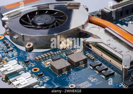 Un gros plan du ventilateur de refroidissement pour la carte mère de l'ordinateur CPU PCB avec des puces dessus Banque D'Images