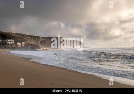 Martin's Beach au coucher du soleil pendant la tempête hivernale Banque D'Images