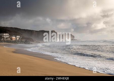 Martin's Beach au coucher du soleil pendant la tempête hivernale Banque D'Images