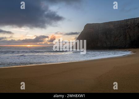 Martin's Beach au coucher du soleil pendant la tempête hivernale Banque D'Images
