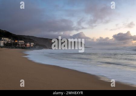 Martin's Beach au coucher du soleil pendant la tempête hivernale Banque D'Images