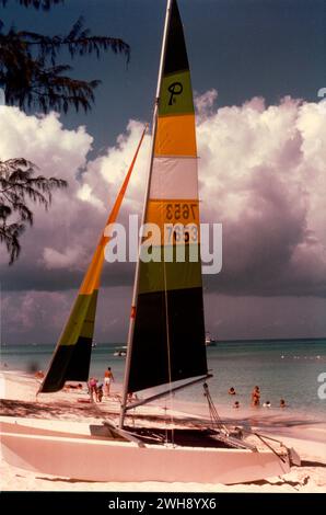 Catamaran sur Seven Mile Beach, Grand Cayman, Îles Caïmans, juillet 1984. Banque D'Images