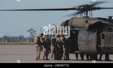 Les membres affectés aux forces d'opérations spéciales entrent dans un UH-60 Black Hawk affecté au 5e bataillon du 159e régiment d'aviation à la base aérienne MacDill, en Floride, le 7 février 2024. Le Commandement des opérations spéciales des États-Unis, le Centre du Commandement des opérations spéciales et l'élément de soutien aux communications interarmées ont mené une opération de chute libre non tactique au-dessus de MacDill dans le cadre d'une formation mensuelle. (Photo de l'US Air Force par l'aviateur principal Joshua Hastings) Banque D'Images