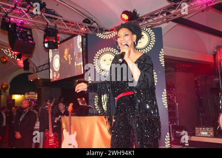 Debbie Sledge LAMBERTZ MONDAY NIGHT 2024 chocolat et Fashion Party - Back Again im alten Wartesaal am Dom, Koeln. *** Debbie Sledge LAMBERTZ LUNDI SOIR 2024 Chocolate Fashion Party de retour à l'ancien Wartesaal am Dom, Cologne Banque D'Images