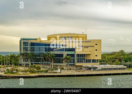 FORT LAUDERDALE, FLORIDE - 13 janvier 2024 : Port Everglades est l'un des moteurs économiques les plus importants du sud de la Floride, car il est la porte d'entrée pour les deux stagiaires Banque D'Images