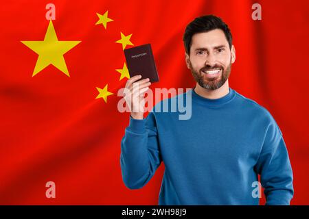 L'immigration. Homme heureux avec passeport contre le drapeau national de la Chine, espace pour le texte Banque D'Images