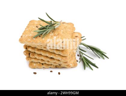 Pile de craquelins de céréales avec lin, graines de sésame et romarin isolé sur blanc Banque D'Images