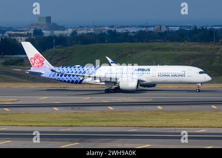 Avion Airbus A350-900 de China Airlines atterrissant avec livrée spéciale en fibre de carbone. Avion A350 XWB de China Airlines Airbus et couleurs de fibre de carbone. Banque D'Images