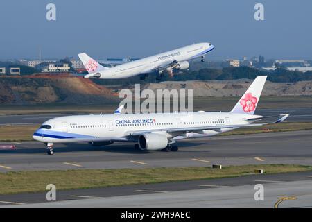 Airbus A350-900 de China Airlines au sol pendant qu'un Airbus A330 de ChinaAirlines décolle. Flotte airbus de China Airlines à l'aéroport de Taoyuan à Taiwan. Banque D'Images