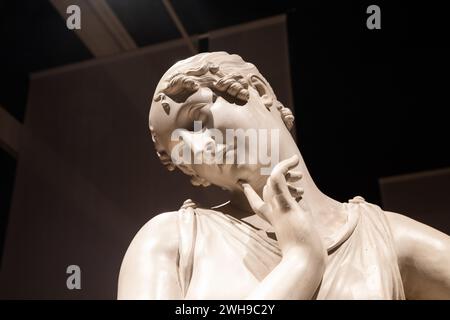 Bassano del Grappa, Italie - décembre 2022 : danseuse avec le doigt sur son menton, par Antonio Canova, 1814. Statue classique, beauté romaine Banque D'Images