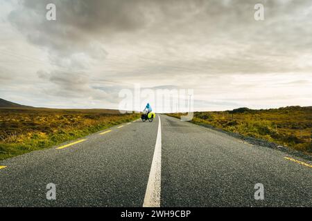 Cycliste vélo tour tour de tour sur la route sauvage atlantic Way en Irlande. Voyage aventure en plein air Banque D'Images