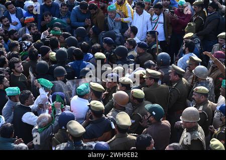 NOIDA, INDE - 8 FÉVRIER : les agriculteurs de Noida et du Grand Noida se dirigent vers Delhi pour manifester au Parlement le 8 février 2024 à Noida, en Inde. Les agriculteurs qui manifestaient sur l'autoroute Noida ont mis fin à leur agitation jeudi soir après que la police et les autorités les eurent assurés d'entendre leur demande. Les agriculteurs de Noida et du Grand Noida protestent depuis décembre 2023 pour réclamer des compensations plus élevées et ont aménagé des parcelles contre leurs terres acquises par les autorités locales de développement dans le passé. (Photo Sunil Ghosh/Hindustan Times/Sipa USA) Banque D'Images