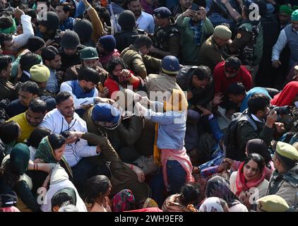 NOIDA, INDE - 8 FÉVRIER : les agriculteurs de Noida et du Grand Noida se dirigent vers Delhi pour manifester au Parlement le 8 février 2024 à Noida, en Inde. Les agriculteurs qui manifestaient sur l'autoroute Noida ont mis fin à leur agitation jeudi soir après que la police et les autorités les eurent assurés d'entendre leur demande. Les agriculteurs de Noida et du Grand Noida protestent depuis décembre 2023 pour réclamer des compensations plus élevées et ont aménagé des parcelles contre leurs terres acquises par les autorités locales de développement dans le passé. (Photo Sunil Ghosh/Hindustan Times/Sipa USA) Banque D'Images