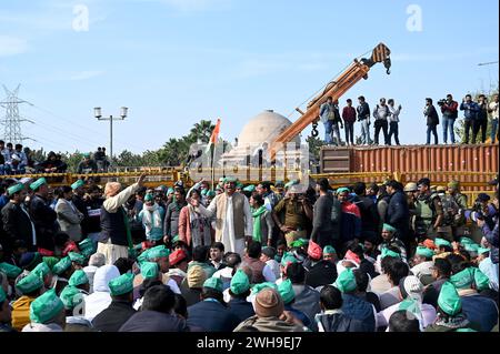 NOIDA, INDE - 8 FÉVRIER : les agriculteurs de Noida et du Grand Noida se dirigent vers Delhi pour manifester au Parlement le 8 février 2024 à Noida, en Inde. Les agriculteurs qui manifestaient sur l'autoroute Noida ont mis fin à leur agitation jeudi soir après que la police et les autorités les eurent assurés d'entendre leur demande. Les agriculteurs de Noida et du Grand Noida protestent depuis décembre 2023 pour réclamer des compensations plus élevées et ont aménagé des parcelles contre leurs terres acquises par les autorités locales de développement dans le passé. (Photo Sunil Ghosh/Hindustan Times/Sipa USA) Banque D'Images