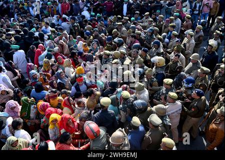 NOIDA, INDE - 8 FÉVRIER : les agriculteurs de Noida et du Grand Noida se dirigent vers Delhi pour manifester au Parlement le 8 février 2024 à Noida, en Inde. Les agriculteurs qui manifestaient sur l'autoroute Noida ont mis fin à leur agitation jeudi soir après que la police et les autorités les eurent assurés d'entendre leur demande. Les agriculteurs de Noida et du Grand Noida protestent depuis décembre 2023 pour réclamer des compensations plus élevées et ont aménagé des parcelles contre leurs terres acquises par les autorités locales de développement dans le passé. (Photo Sunil Ghosh/Hindustan Times/Sipa USA) Banque D'Images