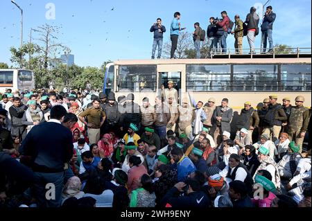 NOIDA, INDE - 8 FÉVRIER : les agriculteurs de Noida et du Grand Noida se dirigent vers Delhi pour manifester au Parlement le 8 février 2024 à Noida, en Inde. Les agriculteurs qui manifestaient sur l'autoroute Noida ont mis fin à leur agitation jeudi soir après que la police et les autorités les eurent assurés d'entendre leur demande. Les agriculteurs de Noida et du Grand Noida protestent depuis décembre 2023 pour réclamer des compensations plus élevées et ont aménagé des parcelles contre leurs terres acquises par les autorités locales de développement dans le passé. (Photo Sunil Ghosh/Hindustan Times/Sipa USA) Banque D'Images