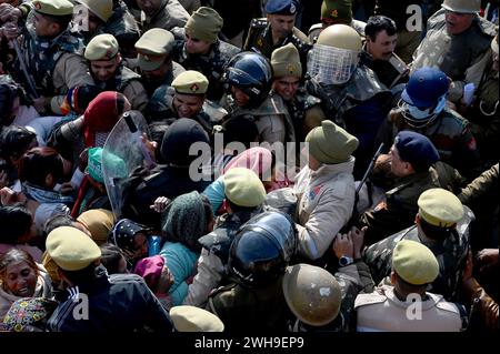 NOIDA, INDE - 8 FÉVRIER : les agriculteurs de Noida et du Grand Noida se dirigent vers Delhi pour manifester au Parlement le 8 février 2024 à Noida, en Inde. Les agriculteurs qui manifestaient sur l'autoroute Noida ont mis fin à leur agitation jeudi soir après que la police et les autorités les eurent assurés d'entendre leur demande. Les agriculteurs de Noida et du Grand Noida protestent depuis décembre 2023 pour réclamer des compensations plus élevées et ont aménagé des parcelles contre leurs terres acquises par les autorités locales de développement dans le passé. (Photo Sunil Ghosh/Hindustan Times/Sipa USA) Banque D'Images