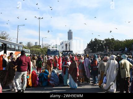 NOIDA, INDE - 8 FÉVRIER : les agriculteurs de Noida et du Grand Noida se dirigent vers Delhi pour manifester au Parlement le 8 février 2024 à Noida, en Inde. Les agriculteurs qui manifestaient sur l'autoroute Noida ont mis fin à leur agitation jeudi soir après que la police et les autorités les eurent assurés d'entendre leur demande. Les agriculteurs de Noida et du Grand Noida protestent depuis décembre 2023 pour réclamer des compensations plus élevées et ont aménagé des parcelles contre leurs terres acquises par les autorités locales de développement dans le passé. (Photo Sunil Ghosh/Hindustan Times/Sipa USA) Banque D'Images