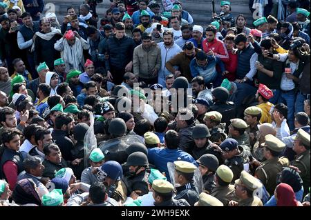 NOIDA, INDE - 8 FÉVRIER : les agriculteurs de Noida et du Grand Noida se dirigent vers Delhi pour manifester au Parlement le 8 février 2024 à Noida, en Inde. Les agriculteurs qui manifestaient sur l'autoroute Noida ont mis fin à leur agitation jeudi soir après que la police et les autorités les eurent assurés d'entendre leur demande. Les agriculteurs de Noida et du Grand Noida protestent depuis décembre 2023 pour réclamer des compensations plus élevées et ont aménagé des parcelles contre leurs terres acquises par les autorités locales de développement dans le passé. (Photo Sunil Ghosh/Hindustan Times/Sipa USA) Banque D'Images