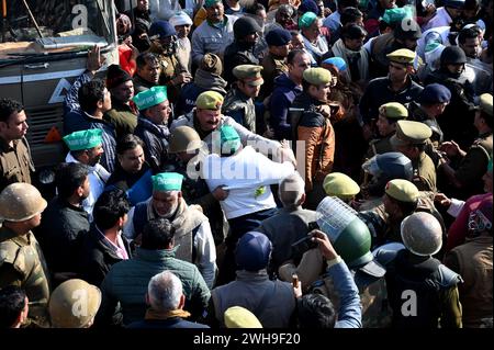 NOIDA, INDE - 8 FÉVRIER : les agriculteurs de Noida et du Grand Noida se dirigent vers Delhi pour manifester au Parlement le 8 février 2024 à Noida, en Inde. Les agriculteurs qui manifestaient sur l'autoroute Noida ont mis fin à leur agitation jeudi soir après que la police et les autorités les eurent assurés d'entendre leur demande. Les agriculteurs de Noida et du Grand Noida protestent depuis décembre 2023 pour réclamer des compensations plus élevées et ont aménagé des parcelles contre leurs terres acquises par les autorités locales de développement dans le passé. (Photo Sunil Ghosh/Hindustan Times/Sipa USA) Banque D'Images