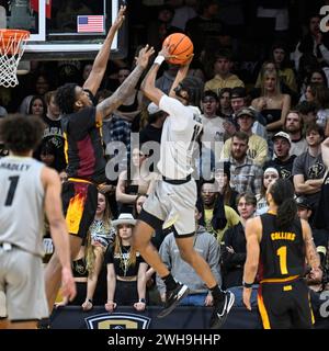 Boulder, Colorado, États-Unis. 8 février 2024. L'attaquant des buffles du Colorado Cody Williams (10) tente de dépasser l'attaquant des Sun Devils de l'Arizona State Alonzo Gaffney (8) dans le match de basket-ball masculin entre le Colorado et l'Arizona State au centre d'événements Coors à Boulder, dans LE Colorado. Derek Regensburger/CSM (crédit image : © Derek Regensburger/Cal Sport Media). Crédit : csm/Alamy Live News Banque D'Images