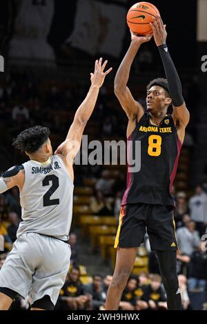 Boulder, Colorado, États-Unis. 8 février 2024. L'attaquant des Sun Devils de l'Arizona State Alonzo Gaffney (8) tire sur le gardien des buffles du Colorado KJ Simpson (2) dans le match de basket-ball masculin entre le Colorado et l'Arizona State au centre d'événements Coors à Boulder, dans LE Colorado. Derek Regensburger/CSM/Alamy Live News Banque D'Images