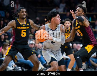 Boulder, Colorado, États-Unis. 8 février 2024. Julian Hammond III (3) est entouré par Jamiya Neal (5), garde des Sun Devils de l'Arizona State, et Alonzo Gaffney (8), attaquant des Sun Devils de l'Arizona State, dans le match de basket-ball masculin entre le Colorado et l'Arizona State, au centre d'événements Coors à Boulder, Coor. Derek Regensburger/CSM (crédit image : © Derek Regensburger/Cal Sport Media). Crédit : csm/Alamy Live News Banque D'Images