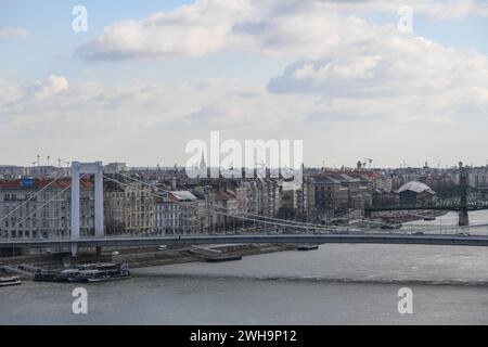 Budapest : vue panoramique sur le pont Elisabeth et le Danube. Hongrie Banque D'Images