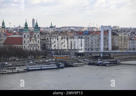 Budapest : vue panoramique sur le pont Elisabeth, l'église paroissiale principale de l'Assomption et le Danube. Hongrie Banque D'Images