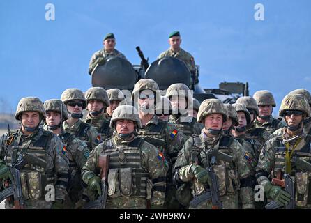 Sarajevo, Bosnie-Herzégovine. 07 février 2024. Des soldats roumains sont entrés dans le camp Butmir de l'EUFOR après une manifestation en faveur du ministre allemand de la Défense, Pistorius. Crédit : Soeren Stache/dpa/Alamy Live News Banque D'Images