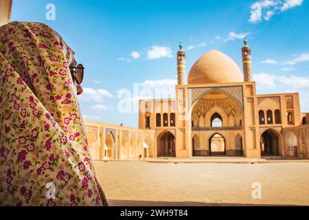 Kashan, Iran - 29th mai 2022 : touristes et pèlerins explorent la magnifique Mosquée Agha Bozorg Banque D'Images