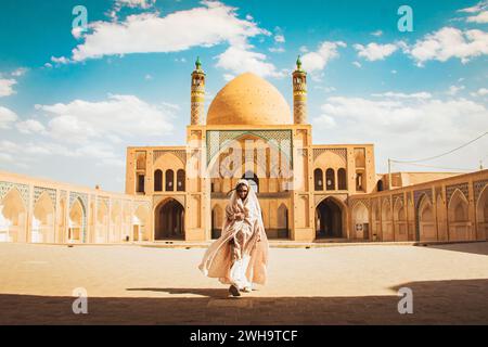 Kashan, Iran - 29th mai 2022 : touristes et pèlerins explorent la magnifique Mosquée Agha Bozorg Banque D'Images