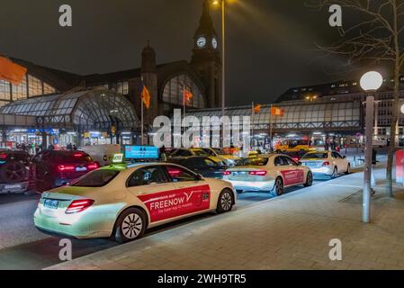 Hambourg, Allemagne. 31 janvier 2024. Taxis attendant les clients devant la gare centrale de Hambourg dans la soirée crédit : Markus Scholz/dpa/Alamy Live News Banque D'Images