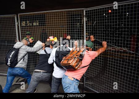 Bogota, Colombie. 08th Feb, 2024. Des manifestants tentent de faire tomber une clôture à l'extérieur du périmètre du palais de justice de la Cour suprême de Colombie lors d'une manifestation demandant à la Cour suprême de Colombie d'élire le nouveau procureur général du pays à Bogota, Colombie, le 8 février 2024. Photo par : Cristian Bayona/long Visual Press crédit : long Visual Press/Alamy Live News Banque D'Images