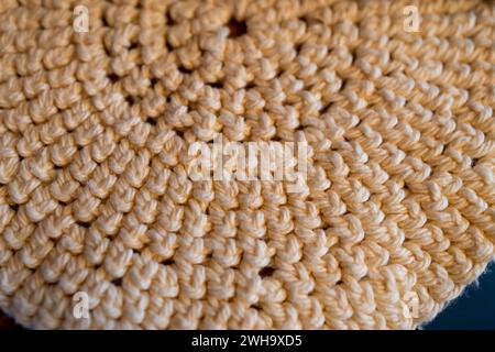 Macro fond de texture abstrait d'un motif circulaire crochet cousu fil de couleur beige Doily Banque D'Images