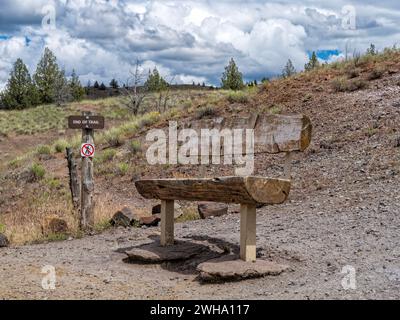 Un banc de bois au bout du Red Hill Trail dans l'unité Painted Hills du John Day Fossil Beds National Monument dans l'Oregon, aux États-Unis Banque D'Images