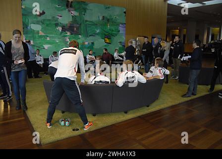 KASTRUP/COPENHAGUE/DANEMARK   joueur des équipes de football danoises en zone mixte se détendant et discutant avec les médias sportifs danois à l'hôtel Hilton Airport aujourd'hui dpature en Turquie pour le match d'aujourd'hui 12 novembre 2012 (photo de Francis Dean / Dean Pictures) Banque D'Images