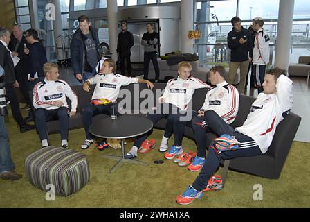 KASTRUP/COPENHAGUE/DANEMARK   joueur des équipes de football danoises en zone mixte se détendant et discutant avec les médias sportifs danois à l'hôtel Hilton Airport aujourd'hui dpature en Turquie pour le match d'aujourd'hui 12 novembre 2012 (photo de Francis Dean / Dean Pictures) Banque D'Images