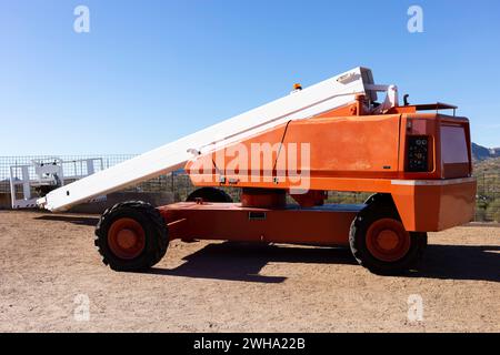 Ascenseur télescopique de flèche pour la construction, la peinture, les travaux électriques et la maintenance industrielle. Camion, ciel bleu sur fond. Grues de levage. Auto Banque D'Images