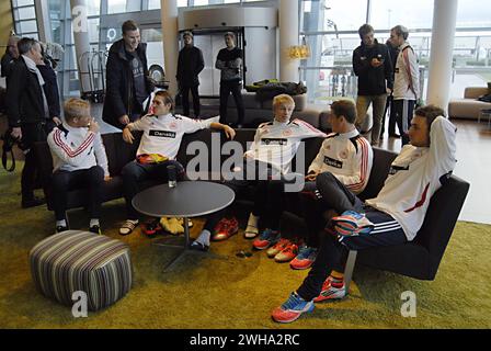 KASTRUP/COPENHAGUE/DANEMARK   joueur des équipes de football danoises en zone mixte se détendant et discutant avec les médias sportifs danois à l'hôtel Hilton Airport aujourd'hui dpat Banque D'Images