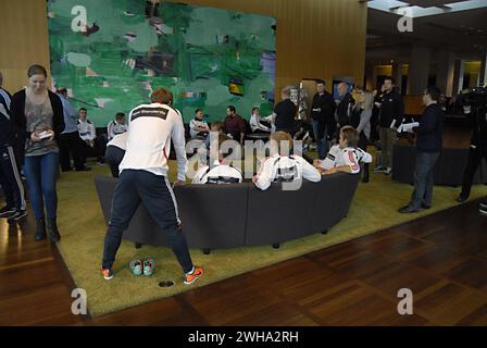 KASTRUP/COPENHAGUE/DANEMARK   joueur des équipes de football danoises en zone mixte se détendant et discutant avec les médias sportifs danois à l'hôtel Hilton Airport aujourd'hui dpat Banque D'Images