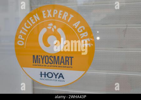 Bordeaux , France - 02 05 2024 : Hoya miyosmart signe logo et texte marque façade de Hoya Corporation entreprise japonaise fabriquant des produits optiques Banque D'Images