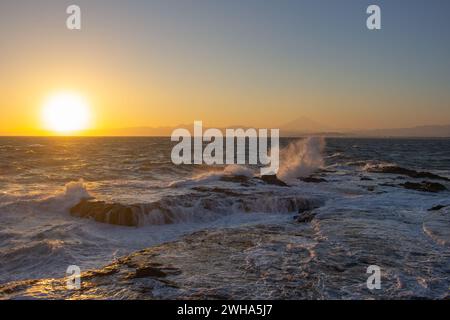 Magnifique coucher de soleil sur la mer du plateau marin de Chigogafuchi, île d'Enoshima, Fujisawa, Japon Banque D'Images