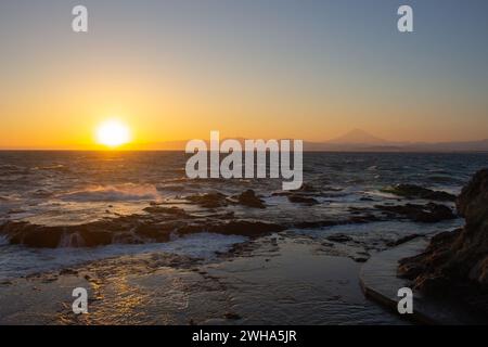 Magnifique coucher de soleil sur la mer du plateau marin de Chigogafuchi, île d'Enoshima, Fujisawa, Japon Banque D'Images