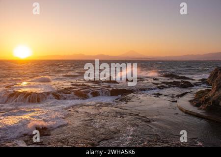 Magnifique coucher de soleil sur la mer du plateau marin de Chigogafuchi, île d'Enoshima, Fujisawa, Japon Banque D'Images